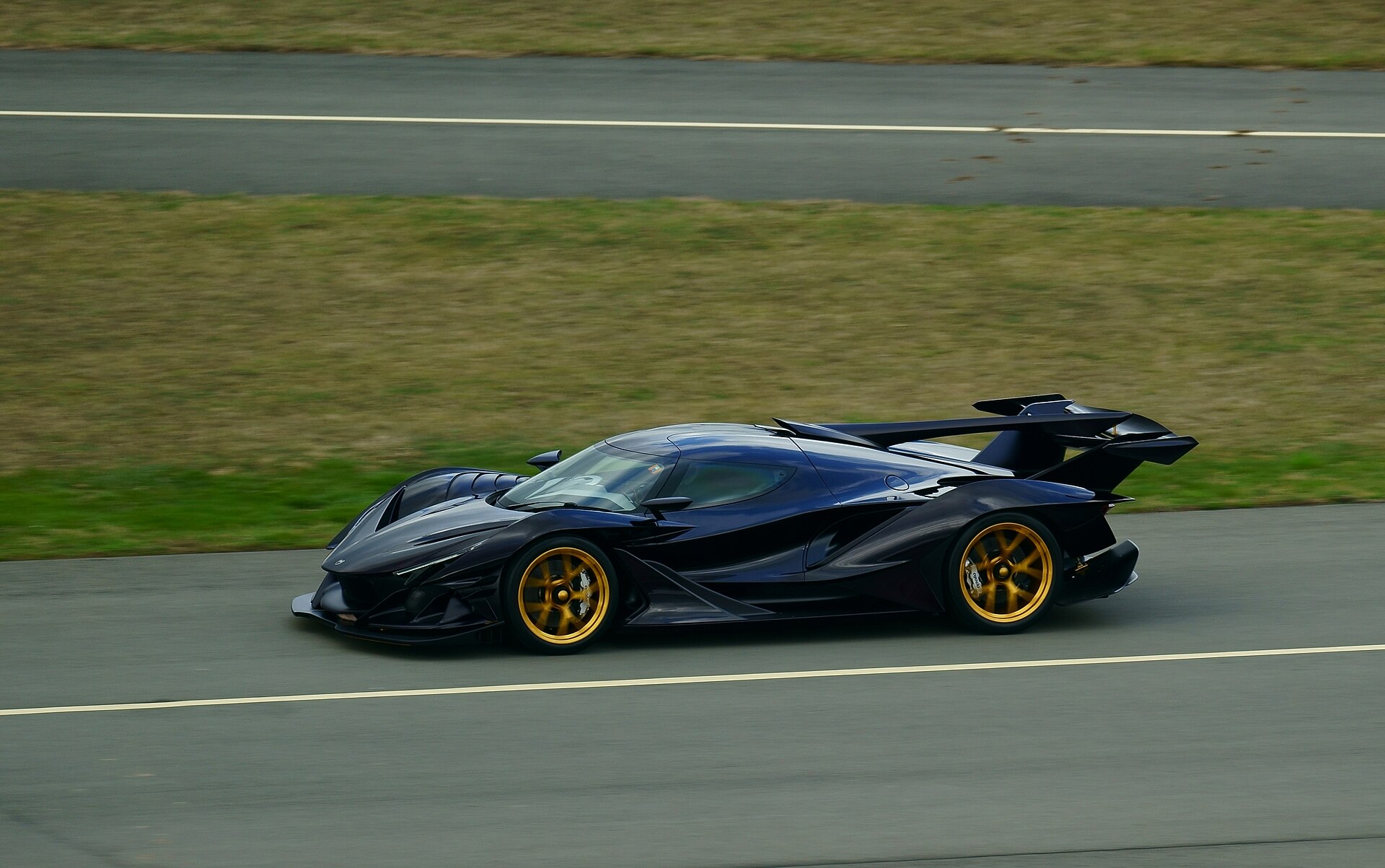 Apollo Intensa Emozione hypercar driving on a racetrack