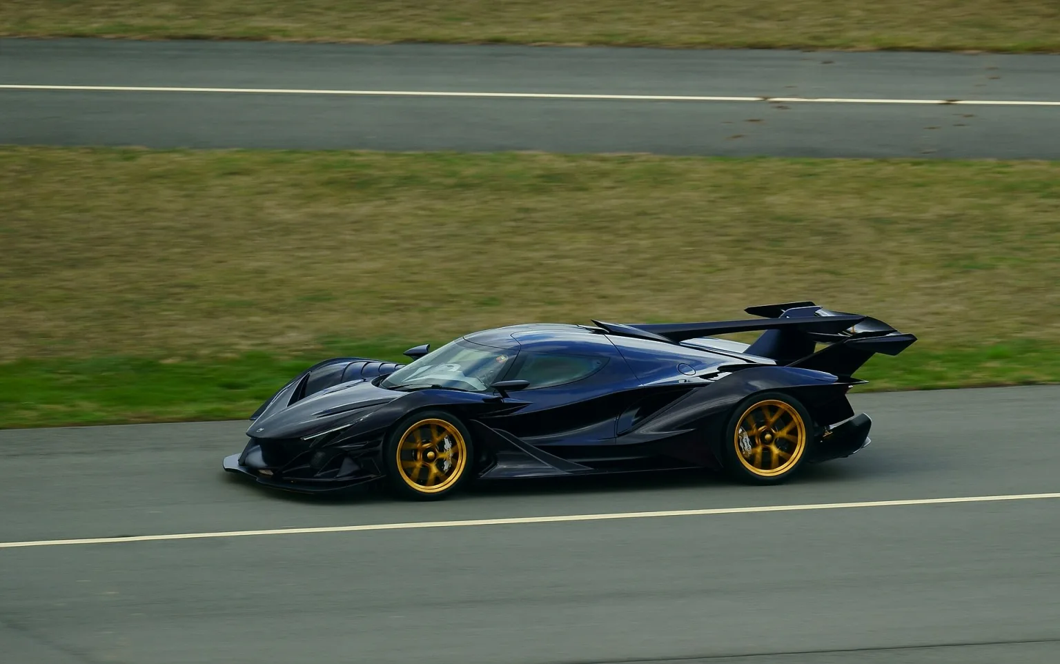 Apollo Intensa Emozione hypercar driving on a racetrack