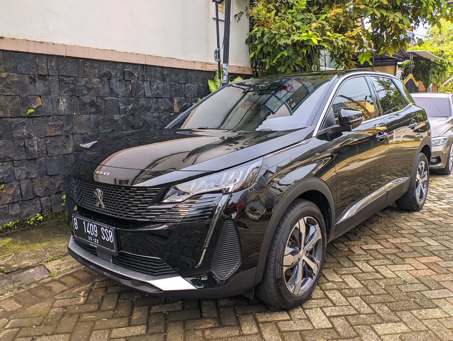 2016 Peugeot 3008 (P84E) front view