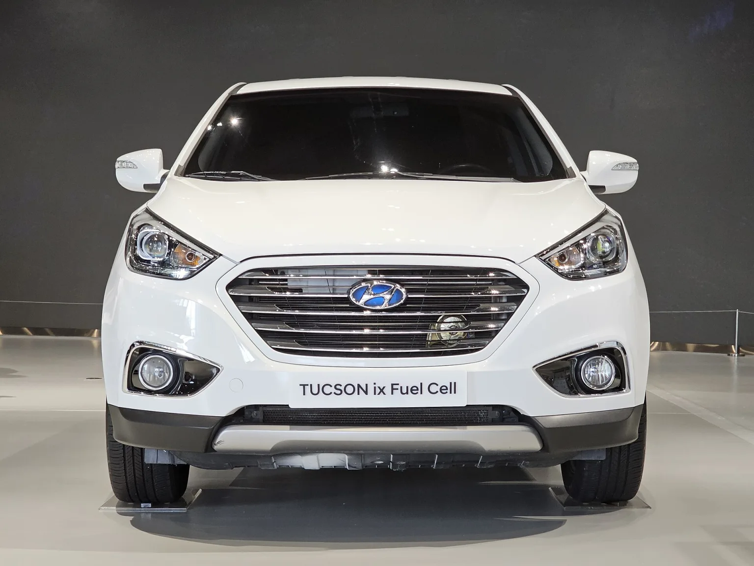 Hyundai Tucson Fuel Cell in white, side view