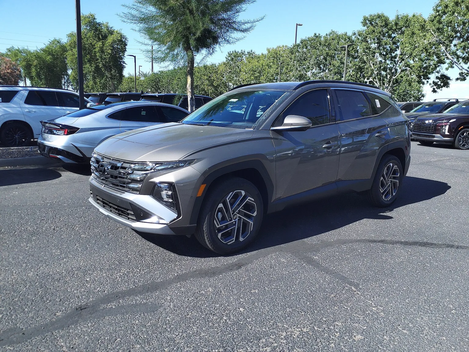 Hyundai Tucson Hybrid Limited, front three-quarter view