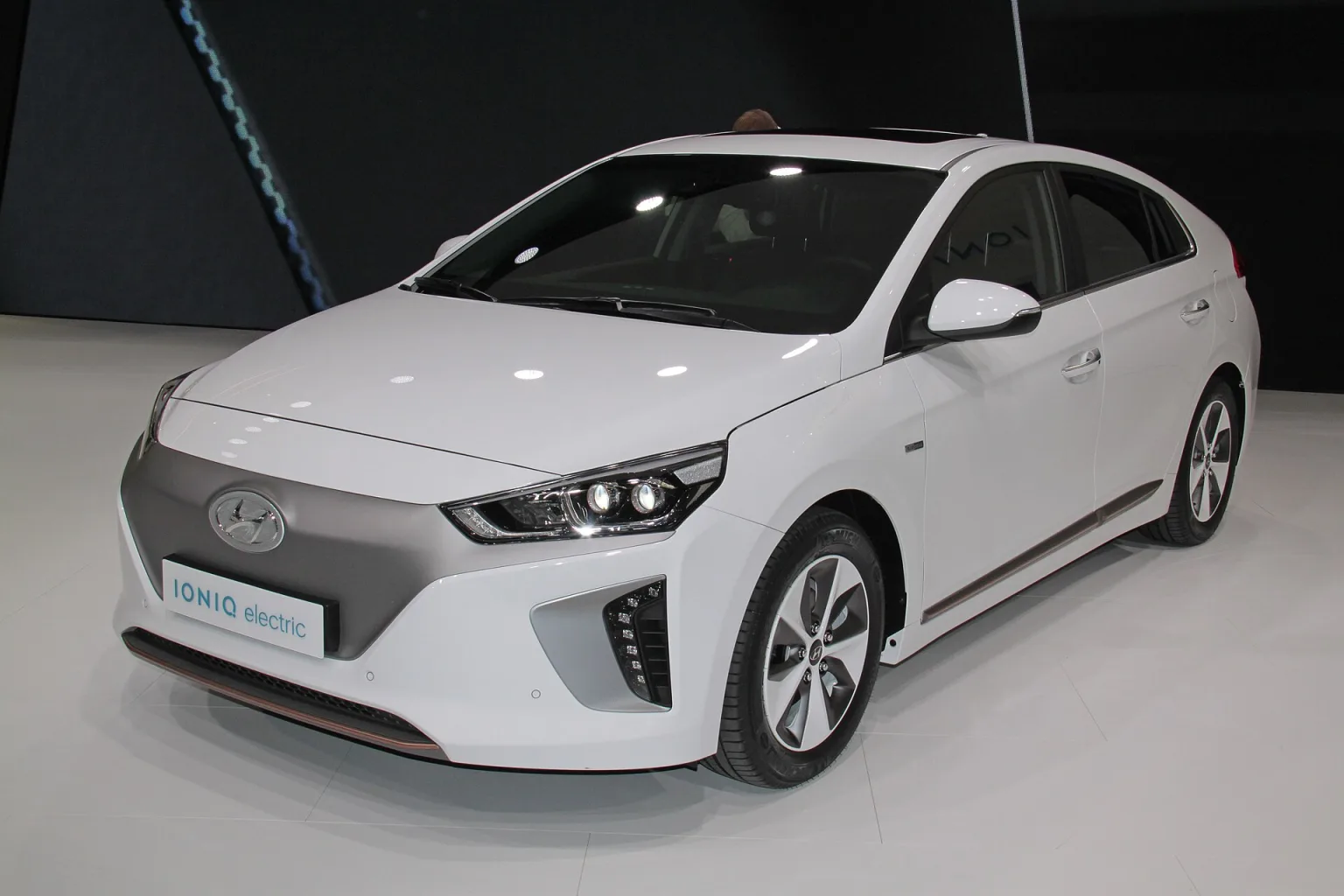 Hyundai Ioniq Electric, front three-quarter view