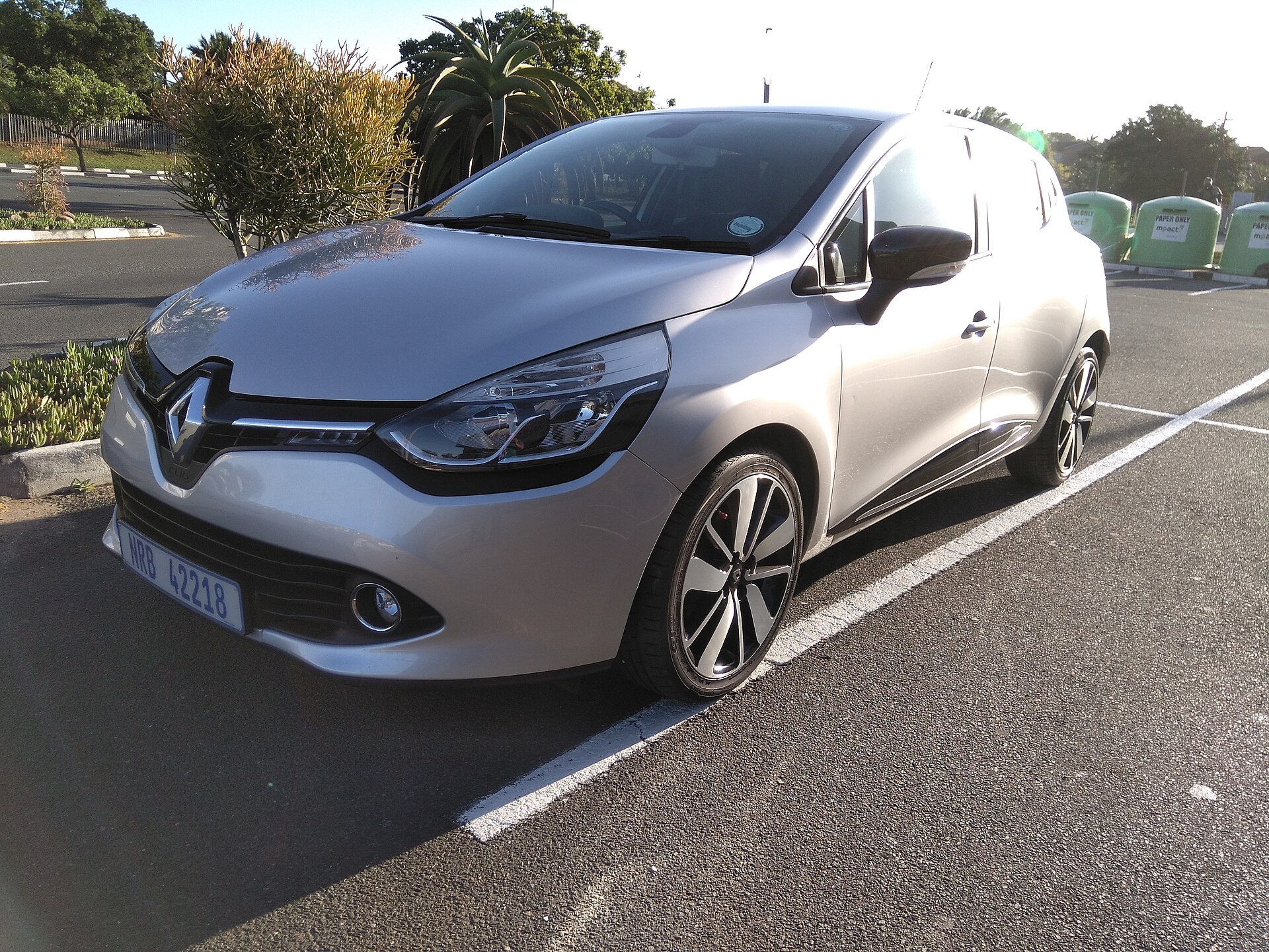 2013 Renault Clio IV Dynamique five-door hatchback