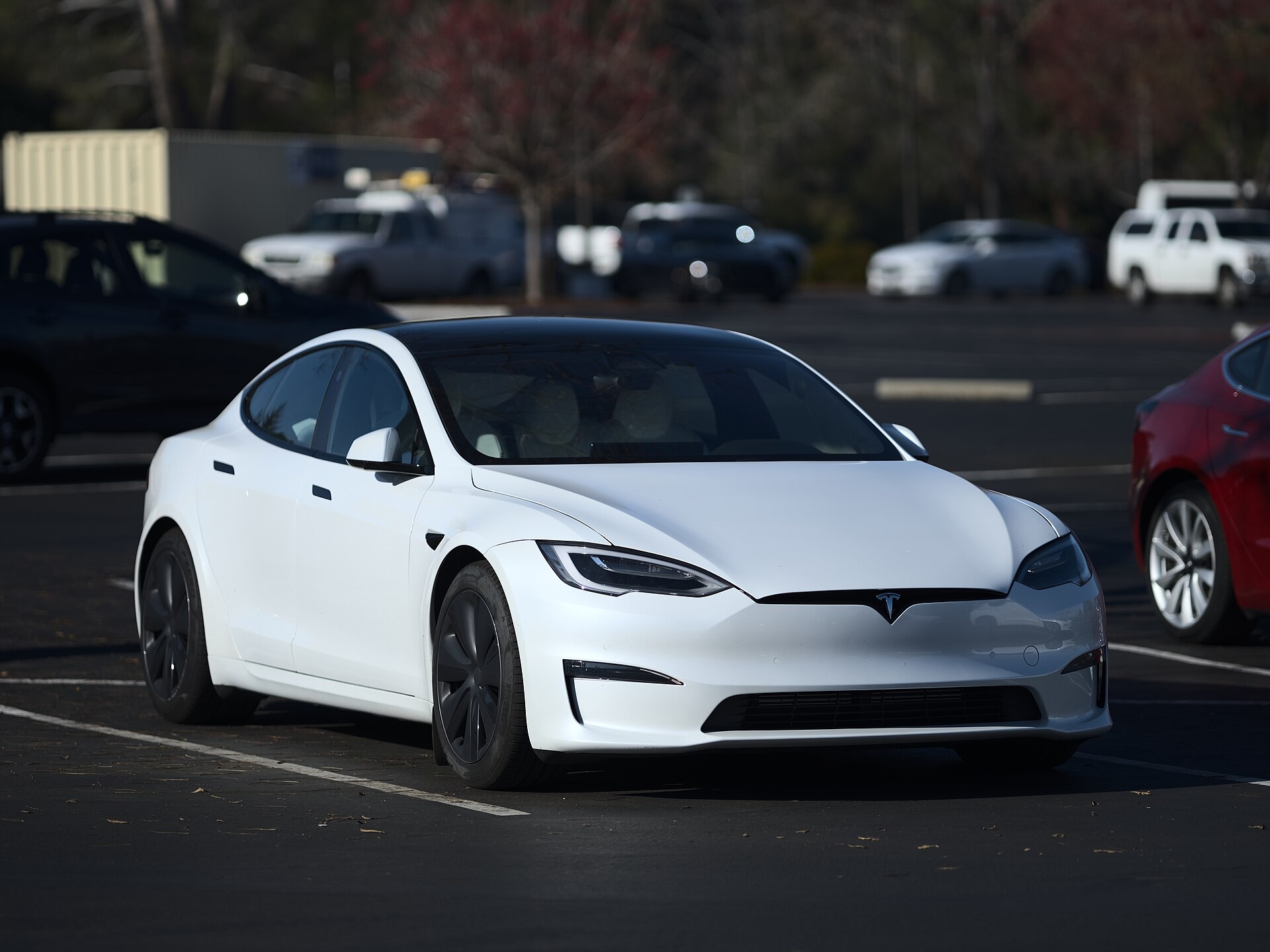 Tesla Model S Long Range, front right view