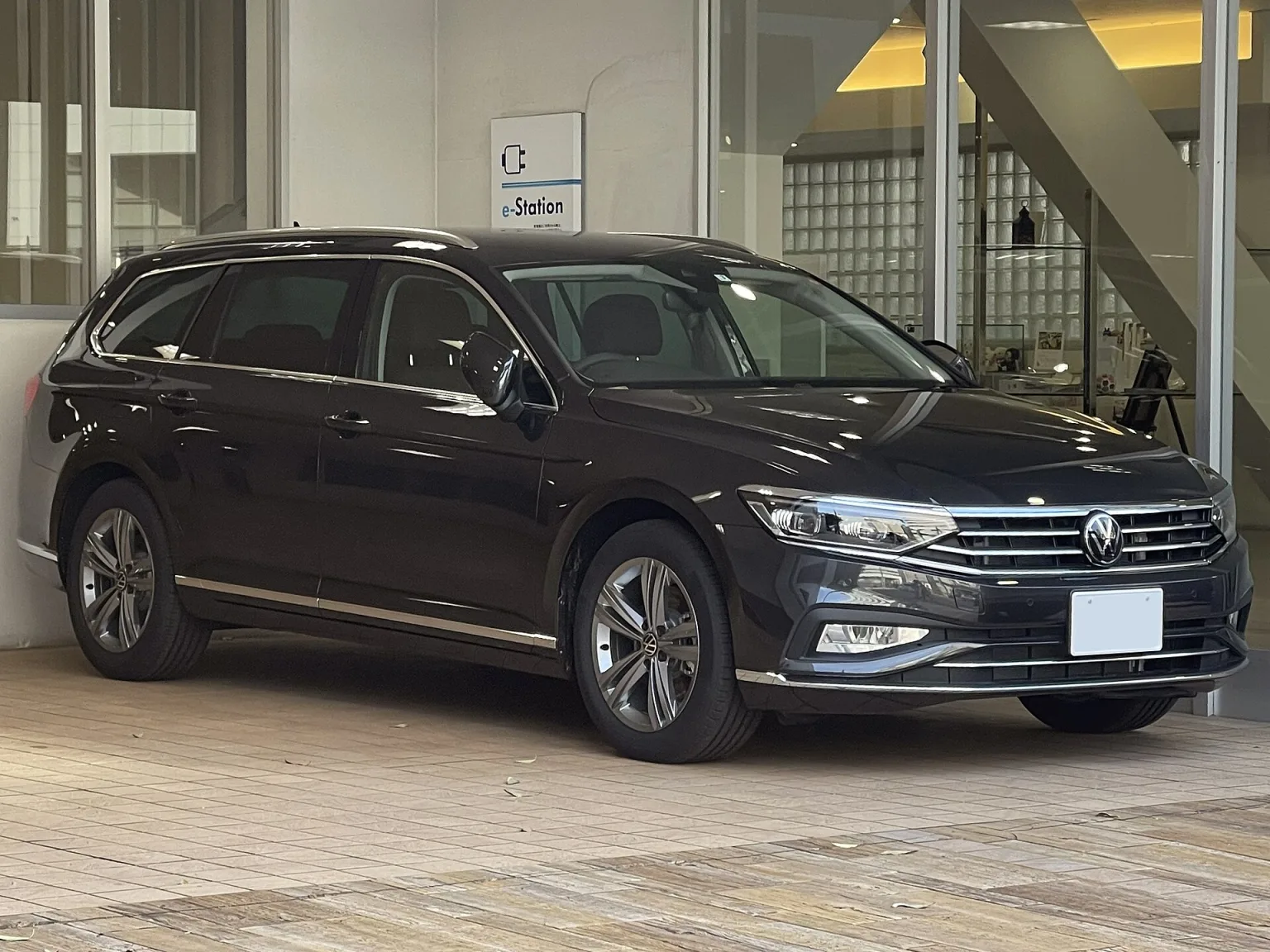 Volkswagen Passat Variant TDI Elegance front view