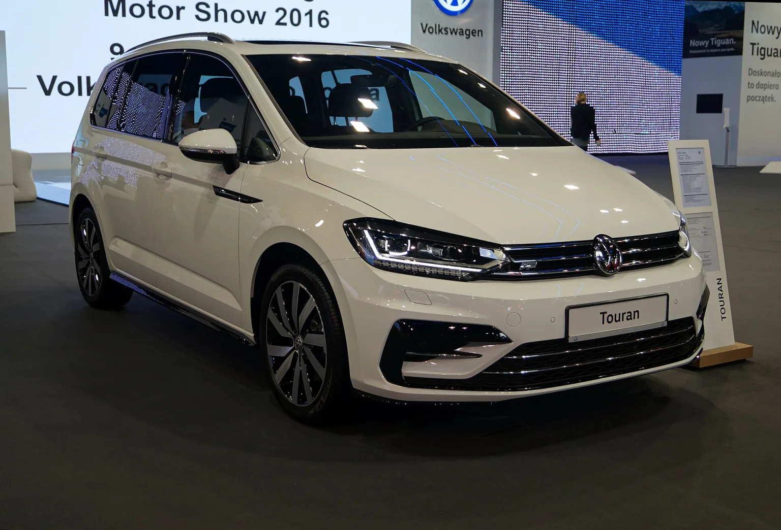 Volkswagen Touran front three-quarter view
