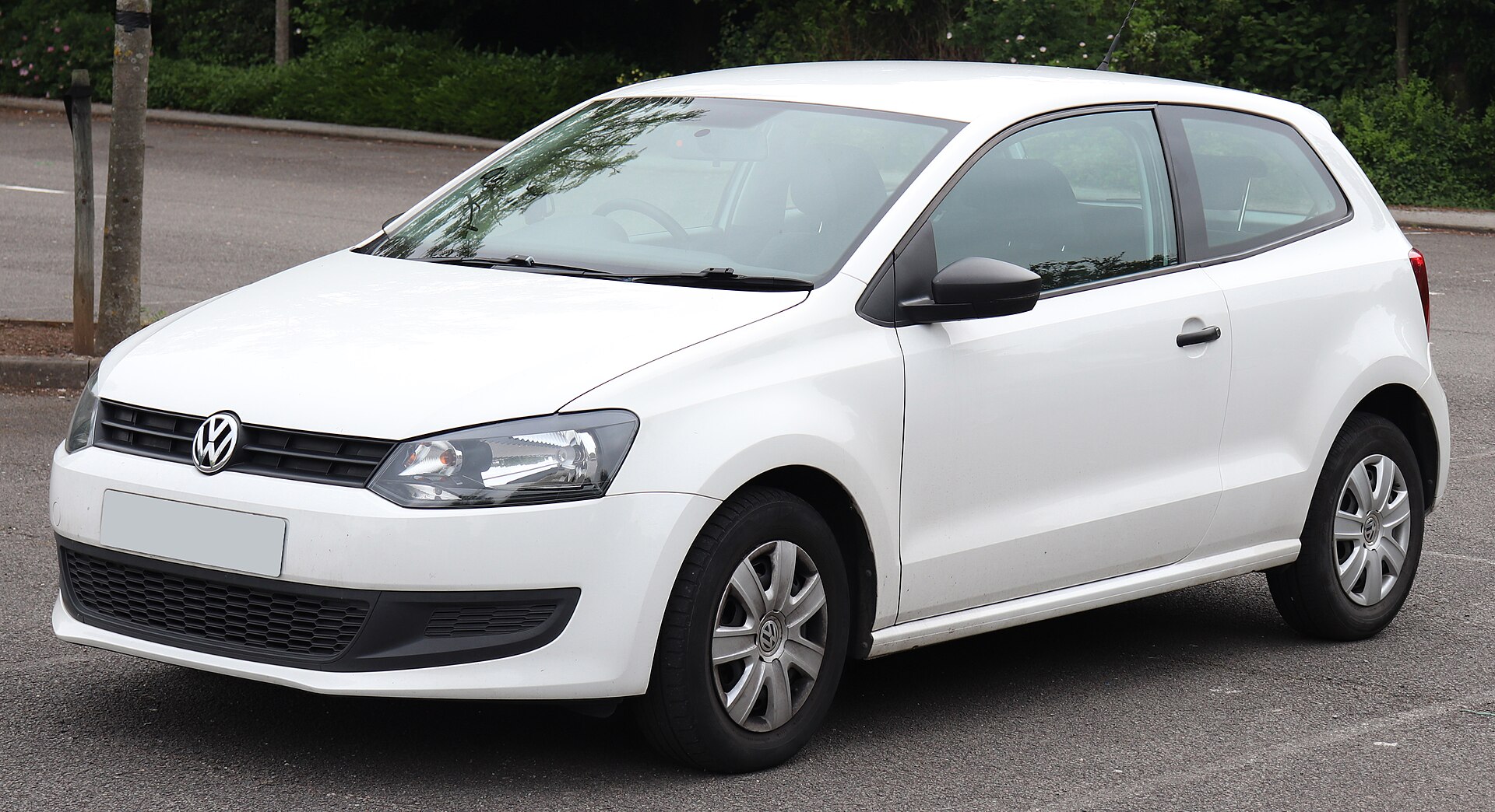 2011 Volkswagen Polo S 60 1.2 front view