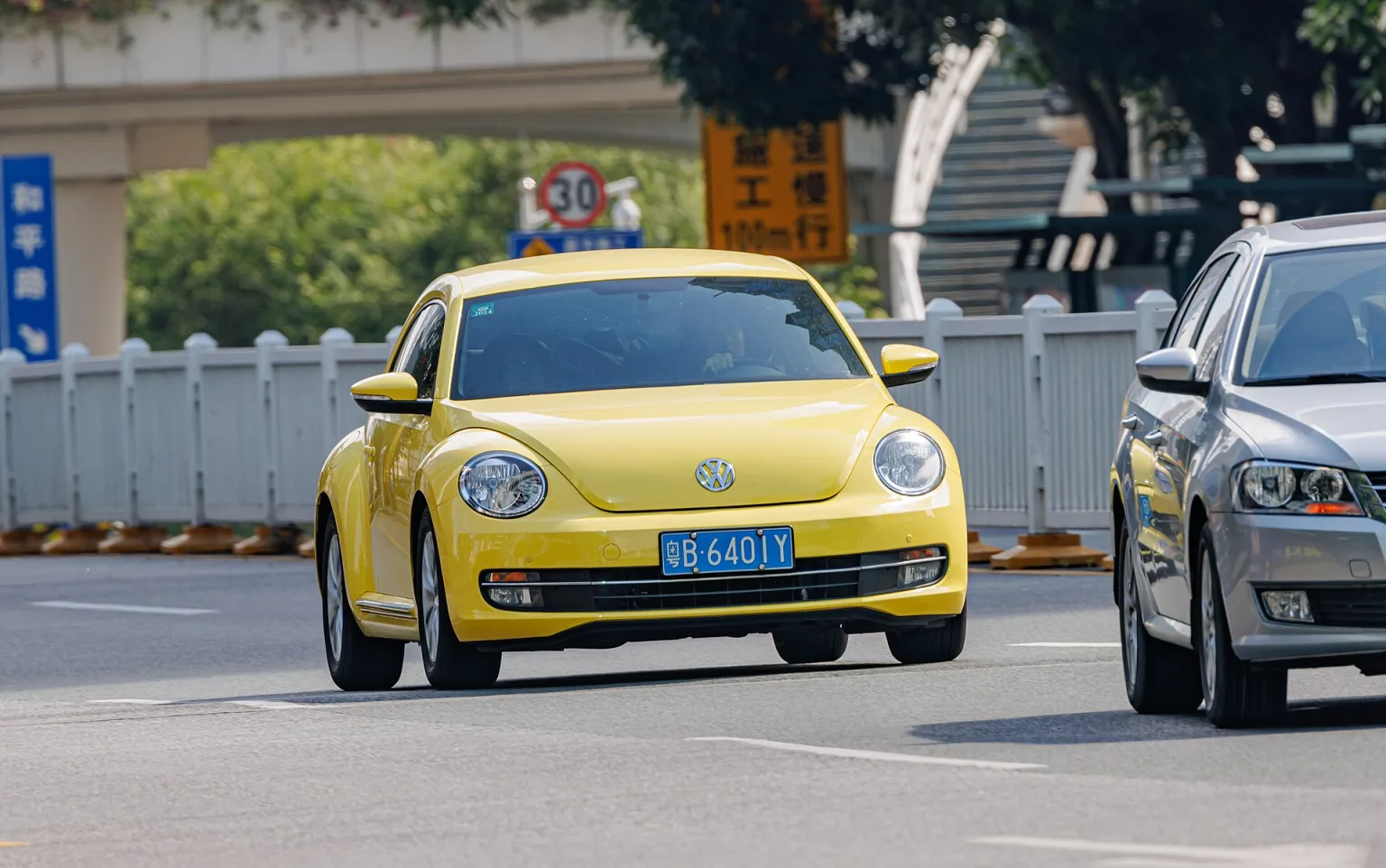 Volkswagen Beetle (A5) in a street setting