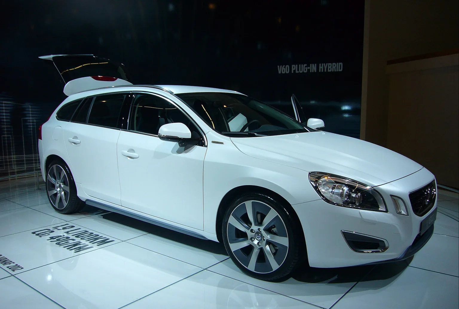 Volvo V60 Plug-in Hybrid Concept front view